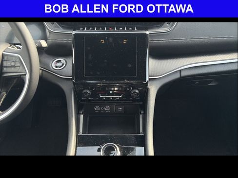 Used 2025 Jeep Grand Cherokee Altitude AWD/4WD image 17