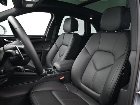 Used 2025 Porsche Macan AWD/4WD image 5