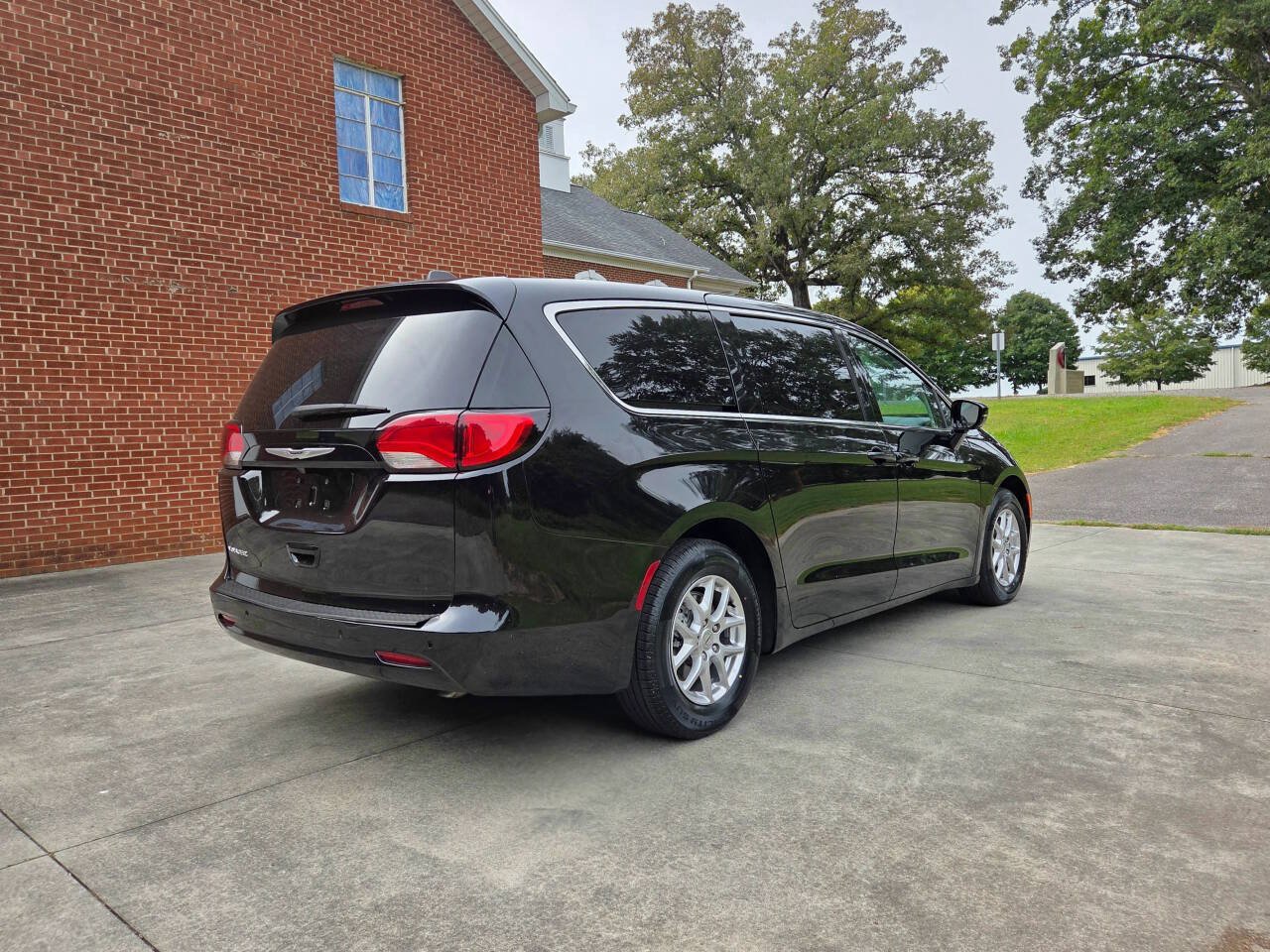 Used 2024 Chrysler Voyager LX FWD image 5