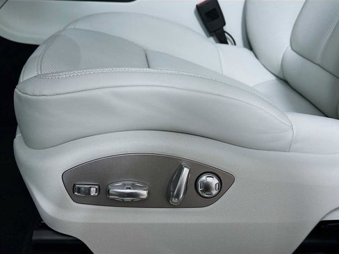 New 2026 Porsche Macan image 13