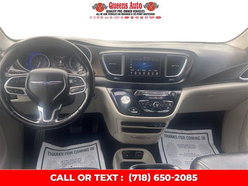Used 2019 Chrysler Pacifica Touring-L image 15