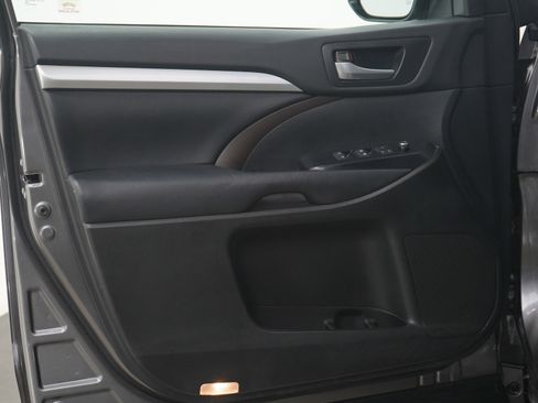 Used 2018 Toyota Highlander XLE image 21
