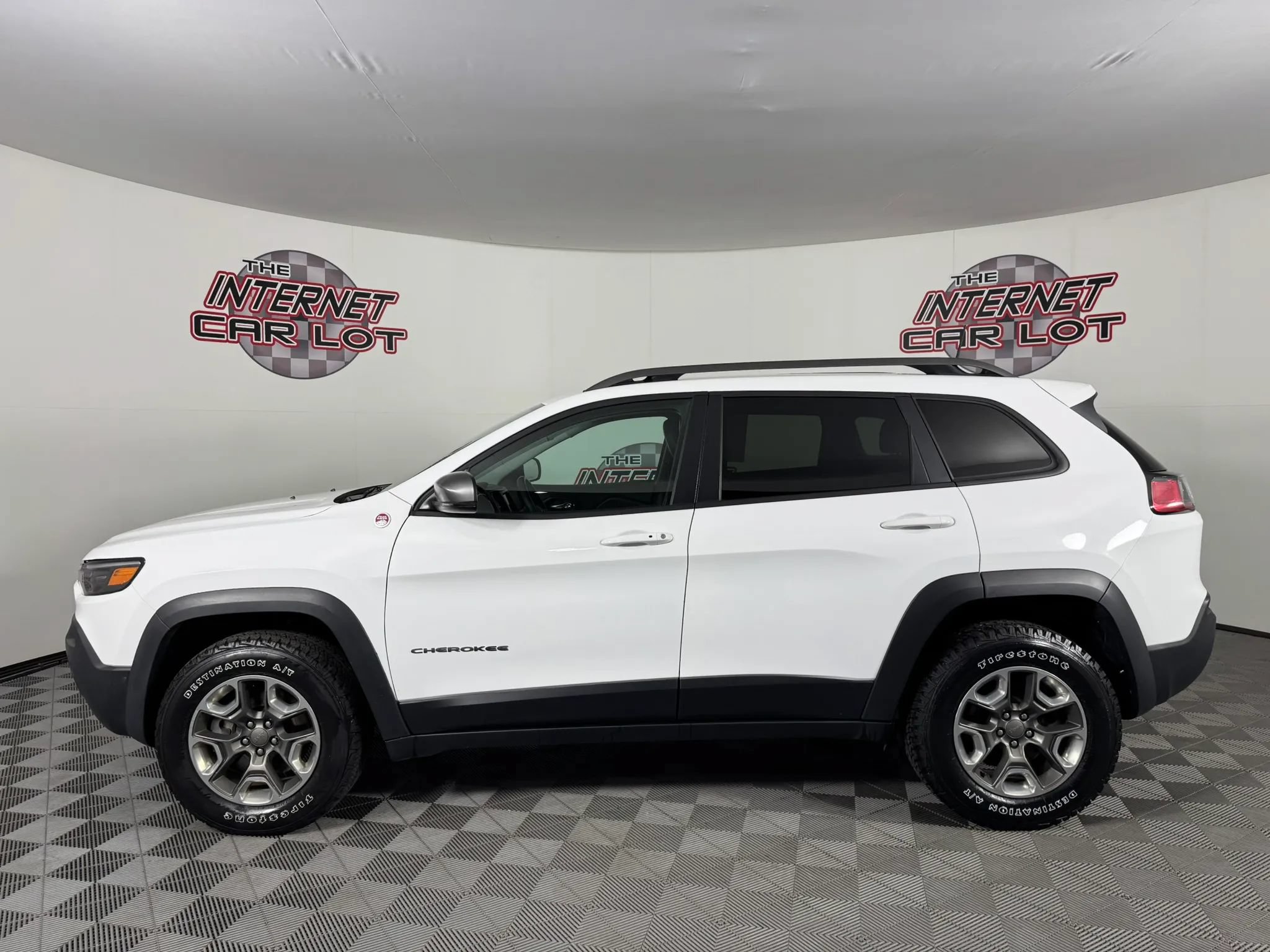 Used 2019 Jeep Cherokee Trailhawk w/ Cold Weather Group AWD/4WD image 4