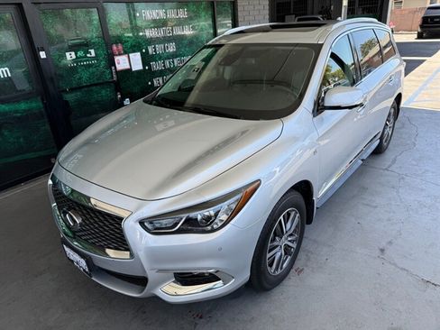 Used 2019 INFINITI QX60 Luxe w/ Essential Package FWD image 2