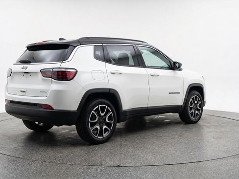 Used 2025 Jeep Compass Trailhawk AWD/4WD image 9