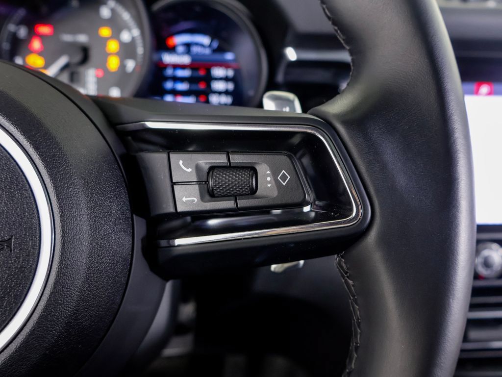 Certified 2024 Porsche Macan AWD/4WD image 22