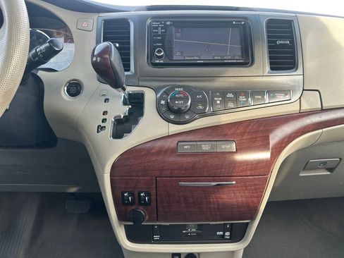 Used 2013 Toyota Sienna XLE w/ Entertainment Pkg image 18