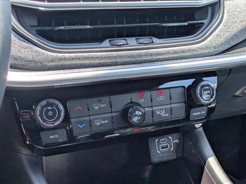 Used 2025 Jeep Compass Latitude AWD/4WD image 16