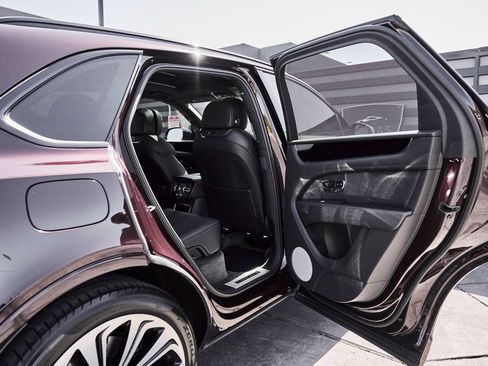 Used 2022 Bentley Bentayga AWD/4WD image 25