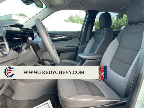 Used 2025 Chevrolet TrailBlazer LT AWD/4WD image 9