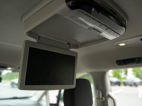 Used 2021 Chrysler Pacifica Touring FWD image 31