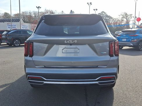 Used 2022 Kia Sorento EX image 4