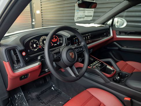 Certified 2025 Porsche Cayenne Coupe image 4