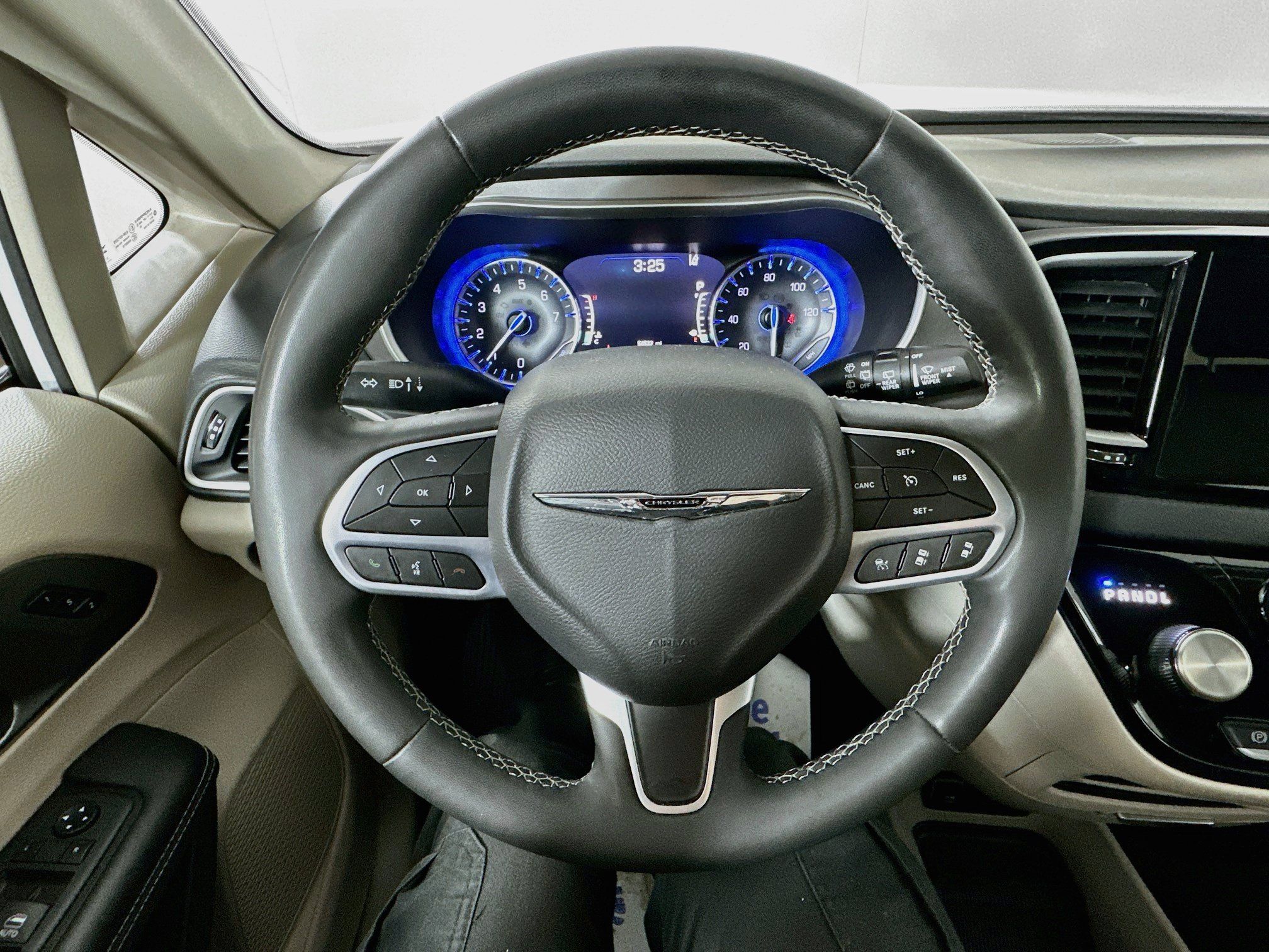 Used 2023 Chrysler Pacifica Touring-L FWD image 11
