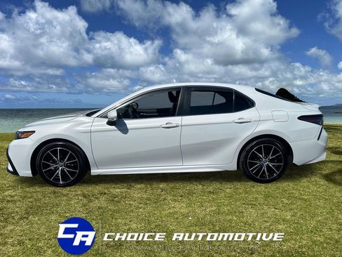 Used 2023 Toyota Camry SE image 3