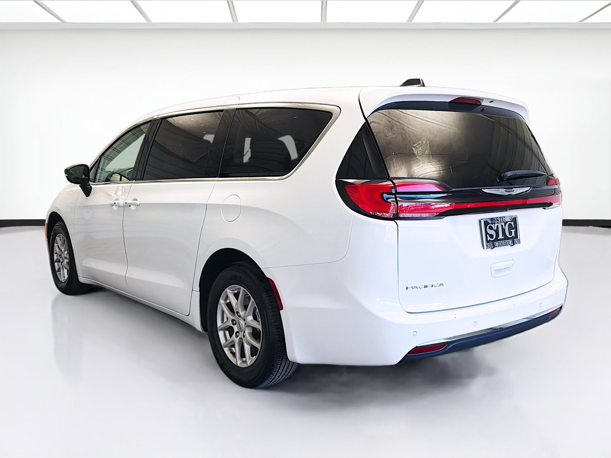 Used 2024 Chrysler Pacifica Touring-L FWD image 6