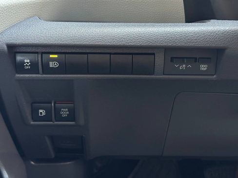 Used 2021 Toyota Sienna XLE AWD/4WD image 32