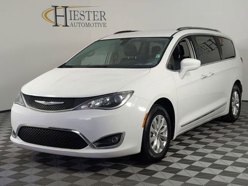 Used 2019 Chrysler Pacifica Touring-L FWD image 4