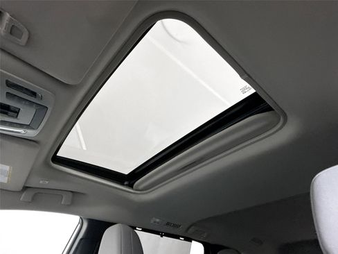 Used 2025 Toyota Sienna LE image 6