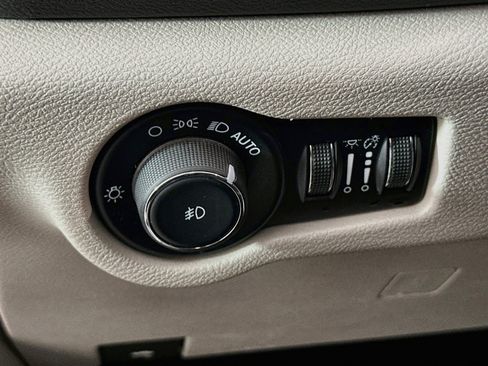 Used 2024 Chrysler Pacifica Touring-L FWD image 17
