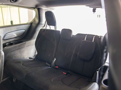 Used 2019 Chrysler Pacifica Touring Plus w/ S Appearance Package FWD image 33