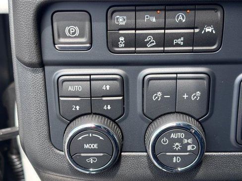Used 2025 Chevrolet Tahoe High Country AWD/4WD image 18