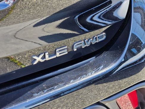 Used 2020 Toyota Highlander XLE AWD/4WD image 11