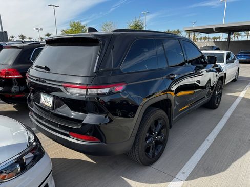 Used 2024 Jeep Grand Cherokee Altitude image 4