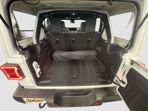 Used 2025 Jeep Wrangler Unlimited Sahara AWD/4WD image 19
