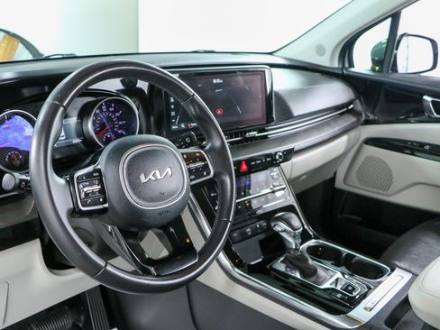 Used 2024 Kia Carnival EX FWD image 22