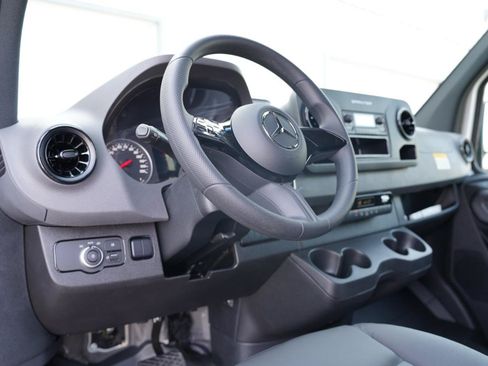 Used 2025 Mercedes-Benz Sprinter 2500 image 11