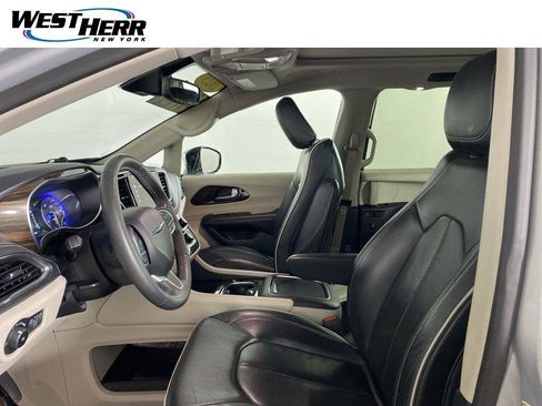 Used 2023 Chrysler Pacifica Limited FWD image 13