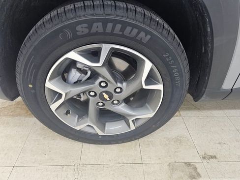 Used 2025 Chevrolet Trax LT w/ LT Convenience Package FWD image 24