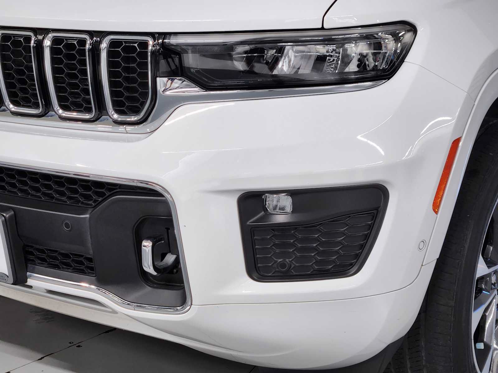 Used 2023 Jeep Grand Cherokee Overland w/ Luxury Tech Group IV AWD/4WD image 12