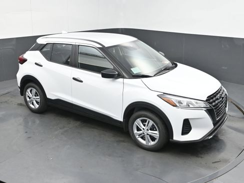 Certified 2025 Nissan Kicks Play S image 30