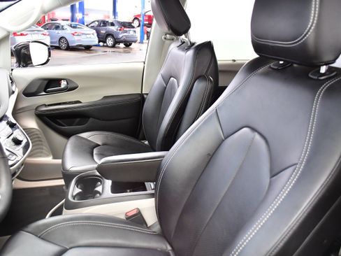 Used 2024 Chrysler Pacifica Touring-L FWD image 11