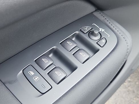 New 2026 Volvo XC60 T8 Ultra w/ Protection Package Premier image 16