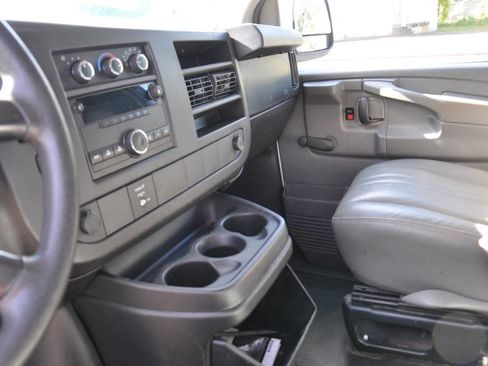 Used 2009 Chevrolet Express 2500 RWD image 25