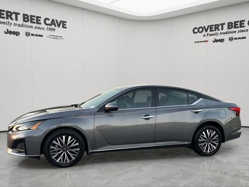 Used 2023 Nissan Altima 2.5 SV image 4