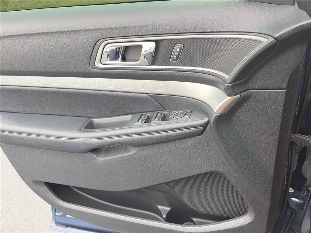 Used 2017 Ford Explorer XLT w/ Equipment Group 201A FWD image 18