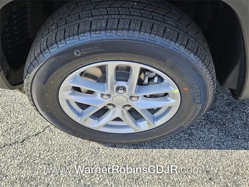 New 2025 Jeep Grand Cherokee L Laredo image 16