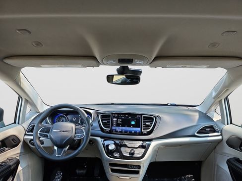 Used 2023 Chrysler Pacifica Touring-L FWD image 39