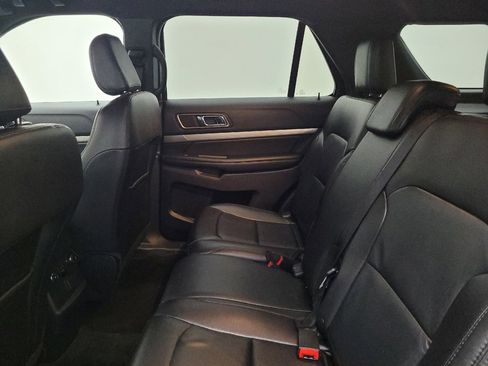 Used 2018 Ford Explorer XLT w/ Equipment Group 202A AWD/4WD image 18