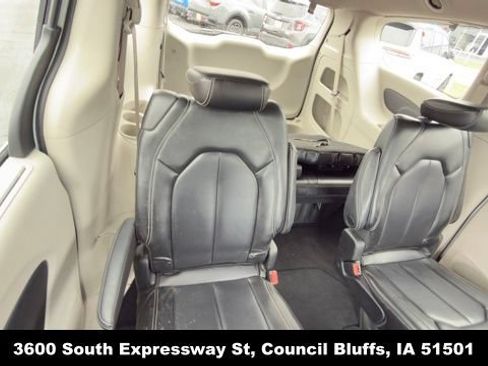 Used 2023 Chrysler Pacifica Touring-L FWD image 36