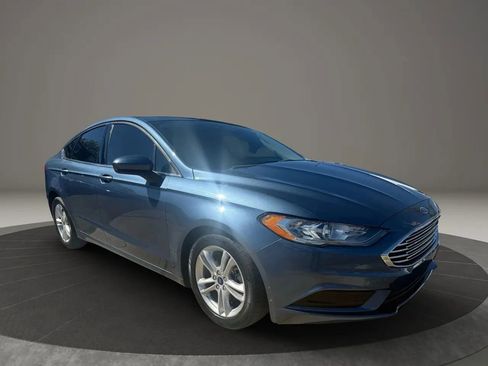 Used 2018 Ford Fusion SE w/ Fusion SE Technology Package image 3