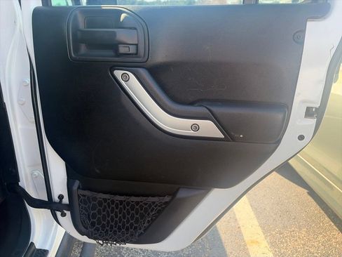 Used 2017 Jeep Wrangler Unlimited Sahara w/ Connectivity Group AWD/4WD image 23