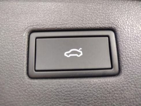 Certified 2024 Volkswagen Tiguan SE image 20