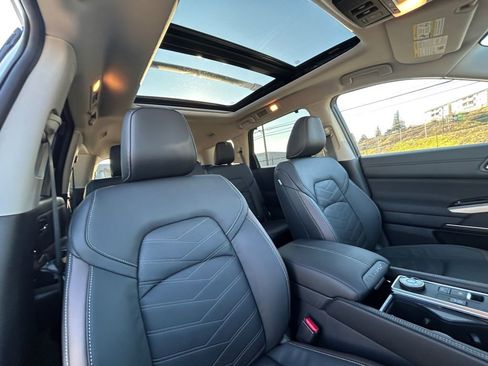 Used 2025 Nissan Pathfinder Platinum w/ Cargo Package image 27