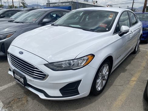 Used 2019 Ford Fusion SE FWD image 2