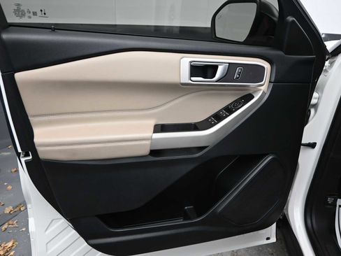 Used 2022 Ford Explorer XLT w/ Equipment Group 202A image 10